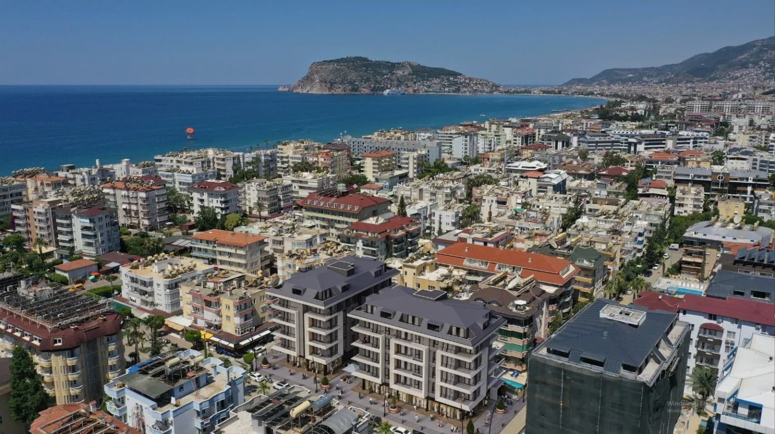 Вид на комплекс EMM CITY и Средиземное море в Обе, Аланья